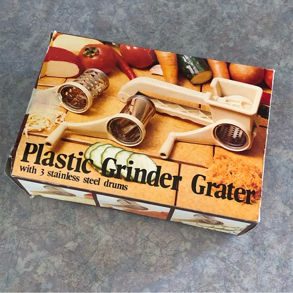 70's Plastic Grinder Grater - Kitchen Gadget - Small Kitchen Appliance - Cheese - Picture 9 of 9
